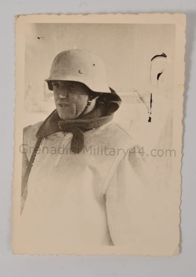 ZDJĘCIE HEŁM W KAMUFLAŻU ZIMOWYM STYCZEŃ 1943 ROK