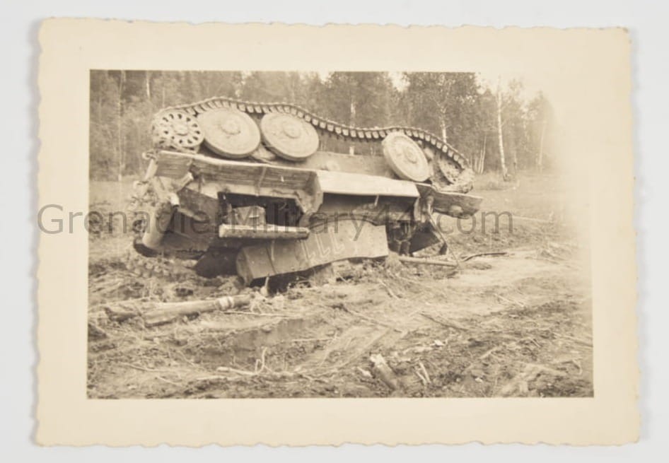 ZDJĘCIE ZNISZCZONY CZOŁG PzKpfw 35(t)