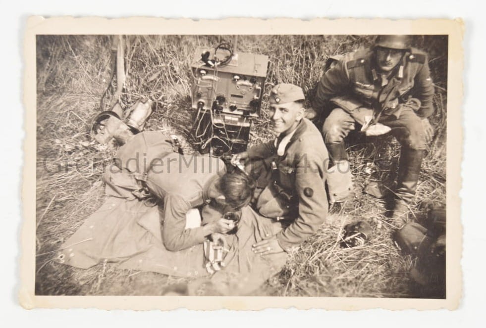 ZDJĘCIE ŻOŁNIERZE ŁĄCZNOŚĆ/ RADIOSTACJA