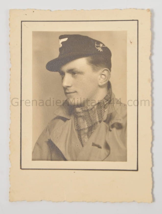 ZDJĘCIE CZŁONEK ORGANIZACJI PARAMILITARNEJ