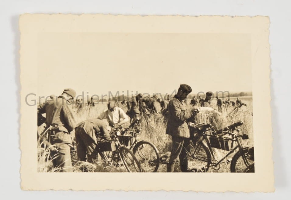 ZDJĘCIE ROWERZYŚCI TRUPPENFAHRRAD/ FRONT WSCHODNI