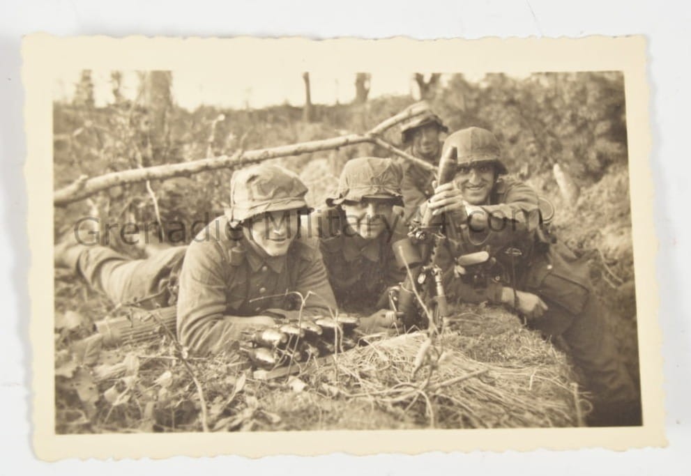 ZDJĘCIE OBSŁUGA MOŹDZIERZA/ HEŁMY W POKROWCACH/ KAMUFLAŻ