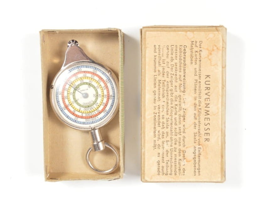 KRZYWOMIERZ W PUDEŁKU