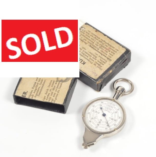 KRZYWOMIERZ W PUDEŁKU