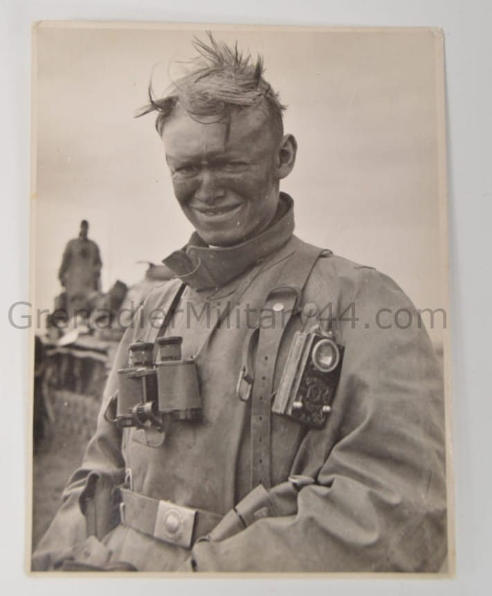 ZDJĘCIE ŻOŁNIERZ W PŁASZCZU/ LATARKA DAIMON/ DIENSTGLAS